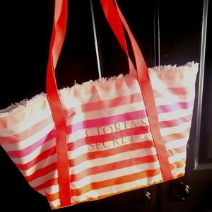Pink & White Victoria secert bag pre-owned 🎒 Good Condition 👍